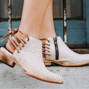 RARE Freebird Jojo White Croco Booties, Size 10